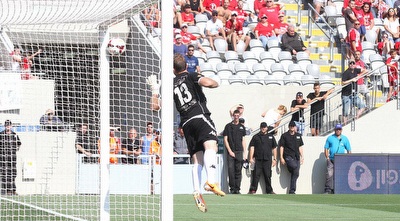 הכדור נכנס לרשת של עמוס (רדאד ג´בארה)