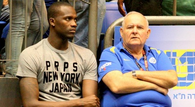 שון ג´יימס על אזרחי (משה חרמון)