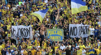 אוהדי מכבי ת&qout;א ביציע (רדאד ג´בארה)