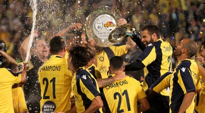 שחקני מכבי חוגגים עם צלחת האליפות (רדאד ג´בארה)