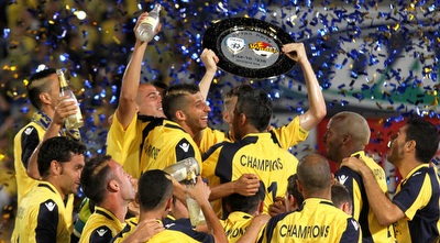 שחקני מכבי חוגגים עם צלחת האליפות (רדאד ג´בארה)