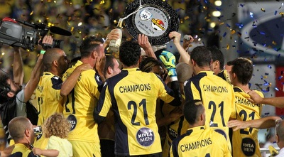 שחקני מכבי חוגגים עם צלחת האליפות (רדאד ג´בארה)