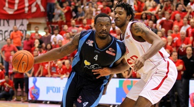 גייטס מול הארפר. הסנטר של הפועל היה מדהים (שי לוי)