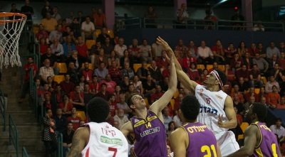 דאנקן עולה לסל. (אוהד צויגנברג, ynet ספורט)