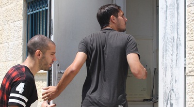 קפילוטו ומלול נכנסים לחדר בו נערכה ועדת המשמעת (גיא בן זיו)