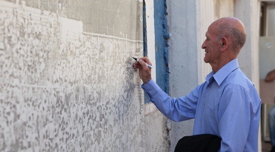 אשר עלמני חותם על הקיר (עמית מצפה)