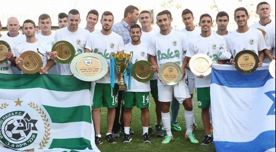 שחקני קבוצת הנוער של מכבי חיפה חוגגים (עמית מצפה)