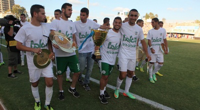 שחקני קבוצת הנוער של מכבי חיפה חוגגים (עמית מצפה)