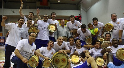 שחקני נהריה חוגגים (לילך וייס, איגוד הכדורסל) (ONE)