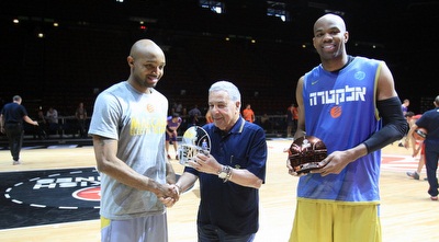 מזרחי מעניק לטיוס והיקמן את הפרסים בהם זכו (מיכה בננו) מזרחי מעניק לטיוס והיקמן את הפרסים בהם זכו (מיכה בננו)