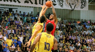 ברייסי רייט עולה לסל (משה חרמון)