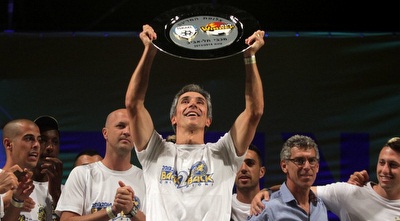 פאולו סוזה מניף את צלחת האליפות (יניב גונן)