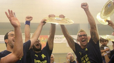 שחקני מכבי ת&qout;א עם צלחת האליפות (רדאד ג´בארה) שחקני מכבי ת&qout;א עם צלחת האליפות (רדאד ג´בארה)