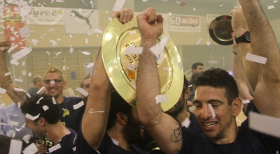 שחקני מכבי ת&qout;א עם צלחת האליפות (רדאד ג´בארה) שחקני מכבי ת&qout;א עם צלחת האליפות (רדאד ג´בארה)