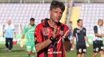 שי אהרון מודה לאוהדי לפני משחקי המבחן (רדאד ג´בארה)