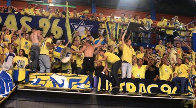 אוהדי מכבי באולם במילאנו (לי נוף)