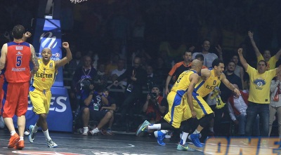 שחקני מכבי חוגגים (מיכה בננו) שחקני מכבי חוגגים (מיכה בננו)