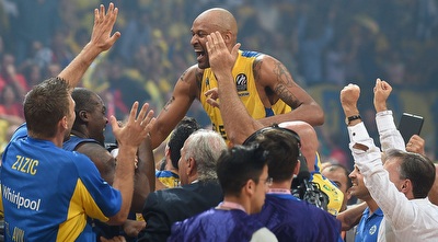 שחקני מכבי חוגגים (GettyImages)