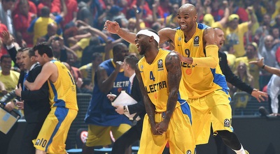 שחקני מכבי חוגגים (GettyImages)