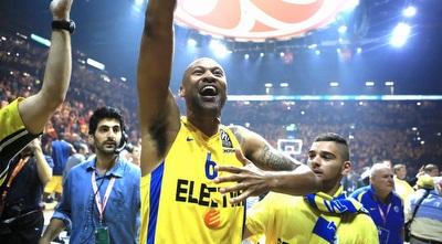 סמית´ חוגג  (מיכה בננו)