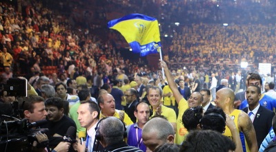 שחקני מכבי חוגגים עם האוהדים (מיכה בננו)