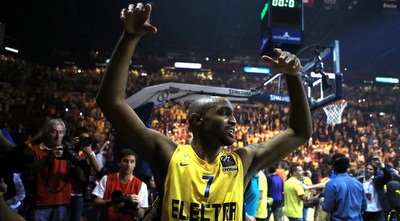 ריקי היקמן מאושר (מיכה בננו) ריקי היקמן מאושר (מיכה בננו)