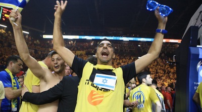 האוהדים הצהובים חוגגים (מיכה בננו)