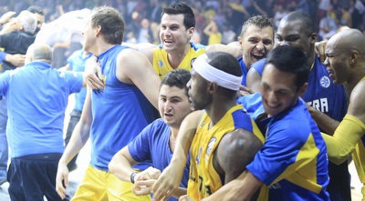 הספסל של מכבי מתפרץ (מיכה בננו)