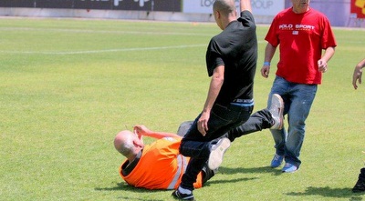 אוהדים מרביצים לסדרן (משה חרמון)