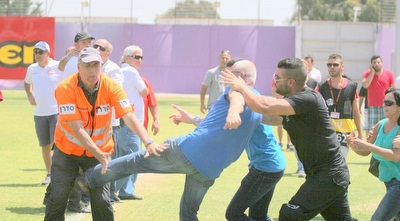 אוהדים מרביצים לסדרן (משה חרמון) אוהדים מרביצים לסדרן (משה חרמון)