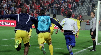 שחקני מכבי ת&qout;א וסוזה חוגגים (יניב גונן)