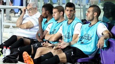 עמאשה והחברים על הספסל (שי לוי)