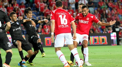 אורי כהן בועט פנימה (שי לוי)