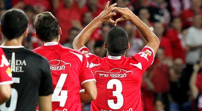 אורי כהן חוגג עם האוהדים (שי לוי)