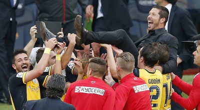 השחקנים חוגגים עם סימאונה (רויטרס)