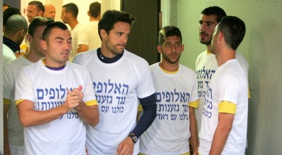 שחקני מכבי עם החולצות נגד גזענות  (משה חרמון)