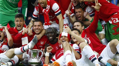 שחקני ארסנל עם הגביע (רויטרס)