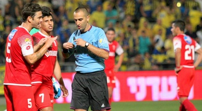 פס מתווכח עם צביקה לוי (משה חרמון)