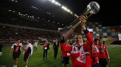 לימה מניף את הגביע (רויטרס) לימה מניף את הגביע (רויטרס)