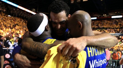 היקמן, בלו ורייס מתחבקים (מיכה בננו)