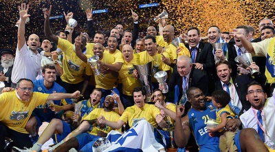 שחקני מכבי ת&qout;א עם הגביע (GettyImages)