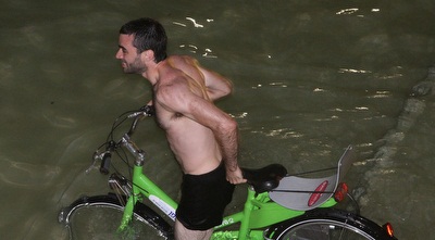 אוהד עם אופניים (רדאד ג´בארה)