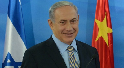 בנימין נתניהו והעניבה הצבוה כחולה  (ONE)