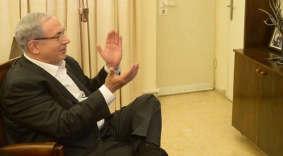 בנימין נתניהו צופה במשחק (ONE)