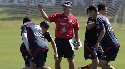 פינטו מעביר אימון. יש לו בסגל שני ילדי פלא (רויטרס)