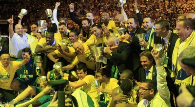 מכבי ת&qout;א חוגגת גביע אירופי (מיכה בננו)