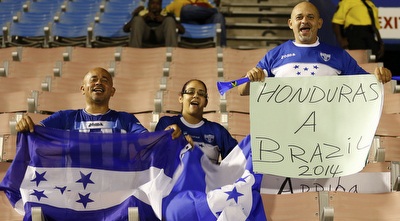 אוהדי הונדורס מחכים למונדיאל בברזיל (רויטרס)