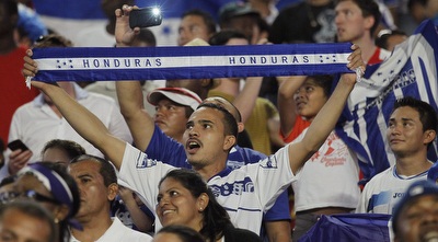 אוהדי הונדורס. יקוו לראות ניצחון של נבחרתם במונדיאל (רויטרס)