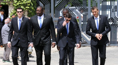 שחקני מכבי בדרך למשכן הנשיא (רדאד ג´בארה) שחקני מכבי בדרך למשכן הנשיא (רדאד ג´בארה)