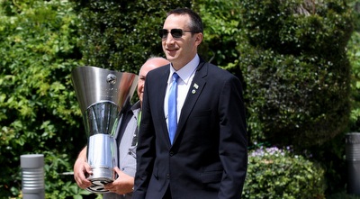 דייויד בלאט והגביע בדרך לנשיא (רדאד ג´בארה) דייויד בלאט והגביע בדרך לנשיא (רדאד ג´בארה)